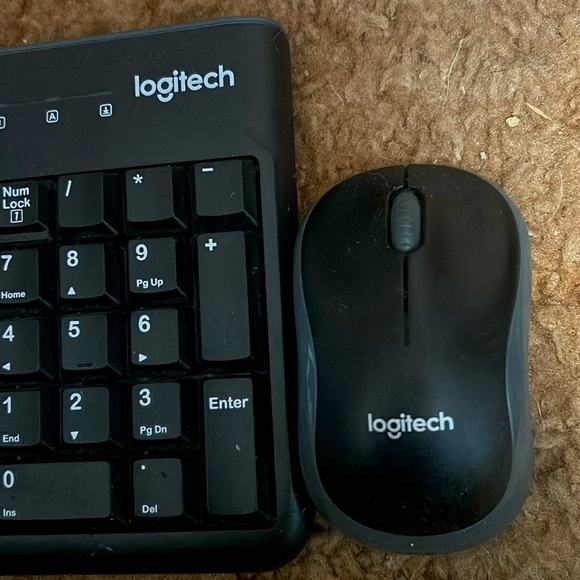 Lightly used Logitech K120 keyboard & mouse - Picture 4 of 5